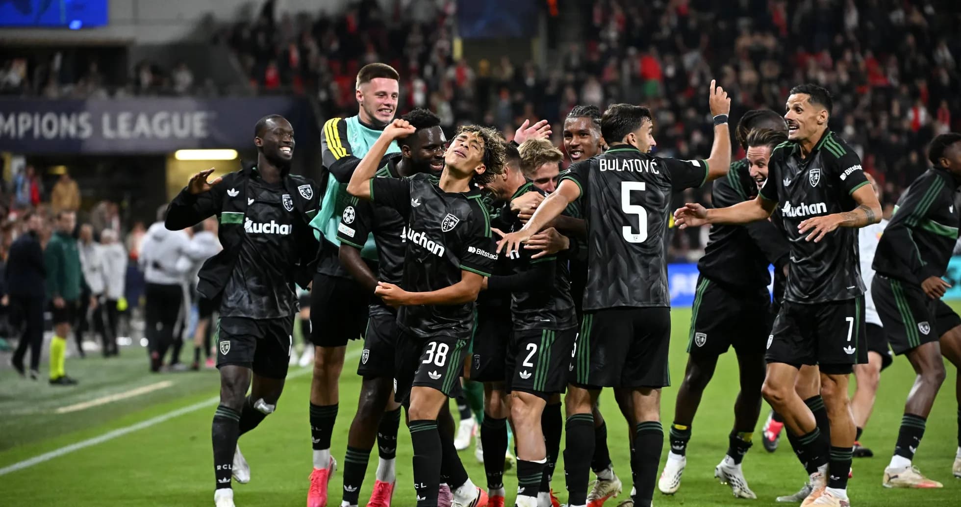 Jugadores celebrando un gol en la Champions League