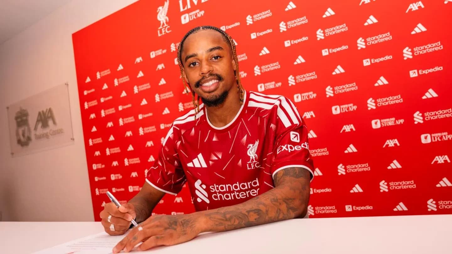 Jugador firmando contrato en sala de prensa
