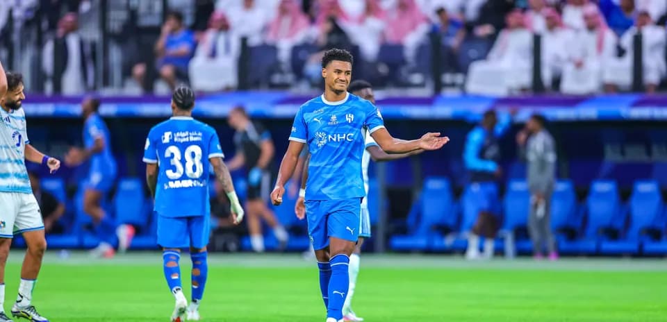 Jugador del equipo azul gesticulando en el campo