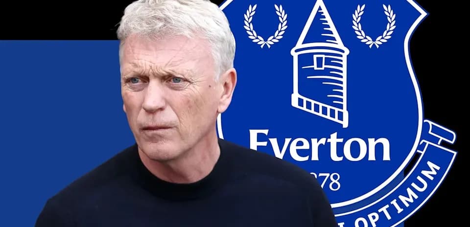Entrenador David Moyes frente al escudo del Everton