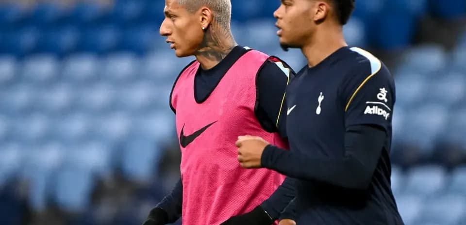 Jugadores de Tottenham entrenando en el campo