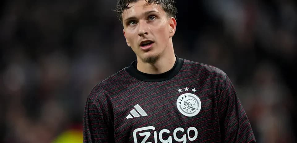 Portero de Ajax con uniforme negro en el campo