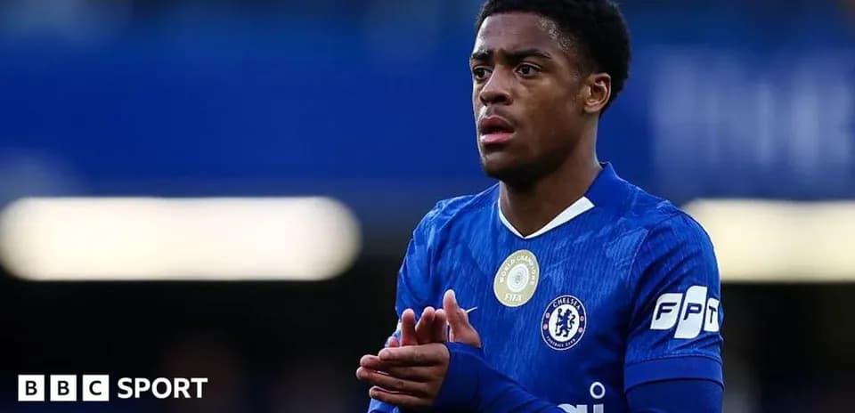 Jugador de Chelsea con camiseta azul durante el partido