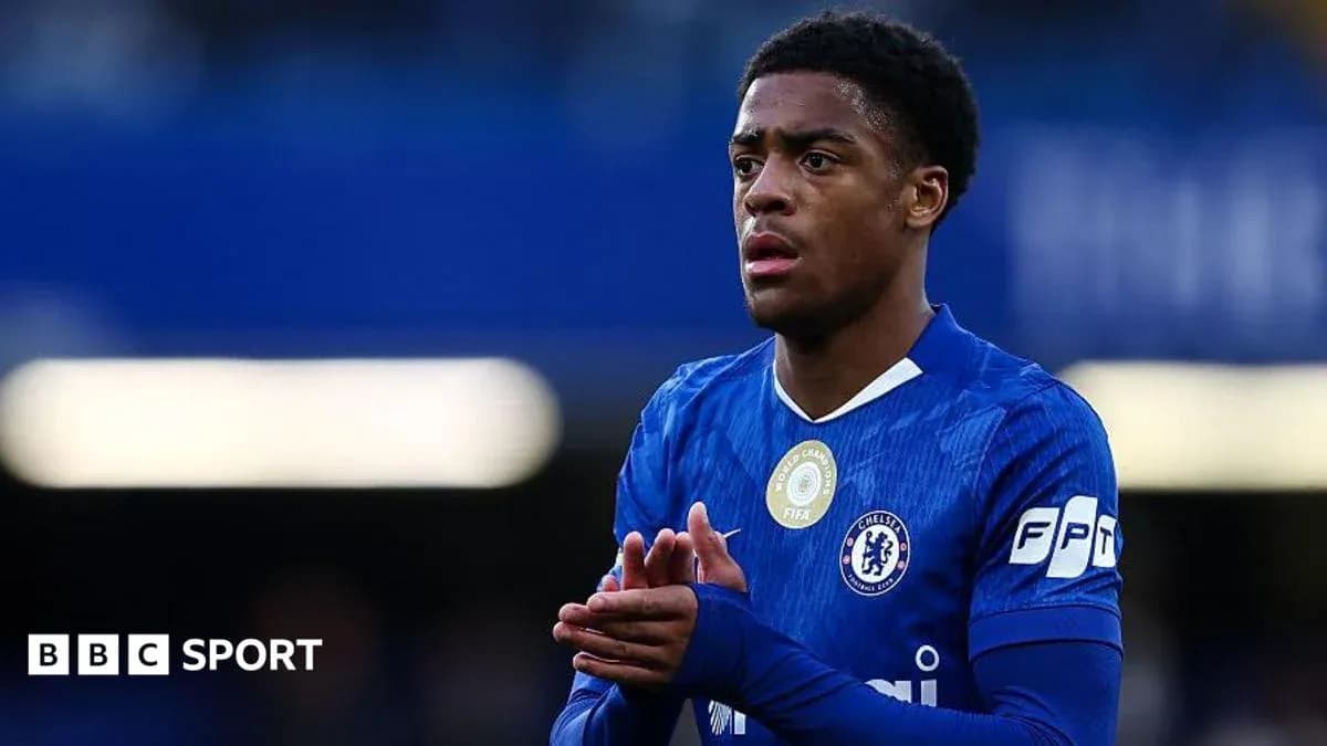 Jugador de Chelsea con camiseta azul durante el partido