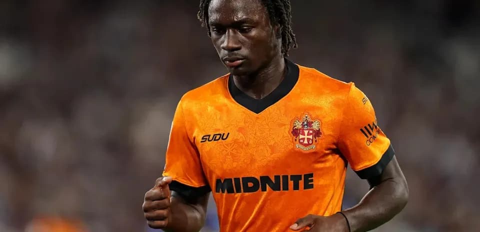 Jugador con camiseta naranja durante el partido