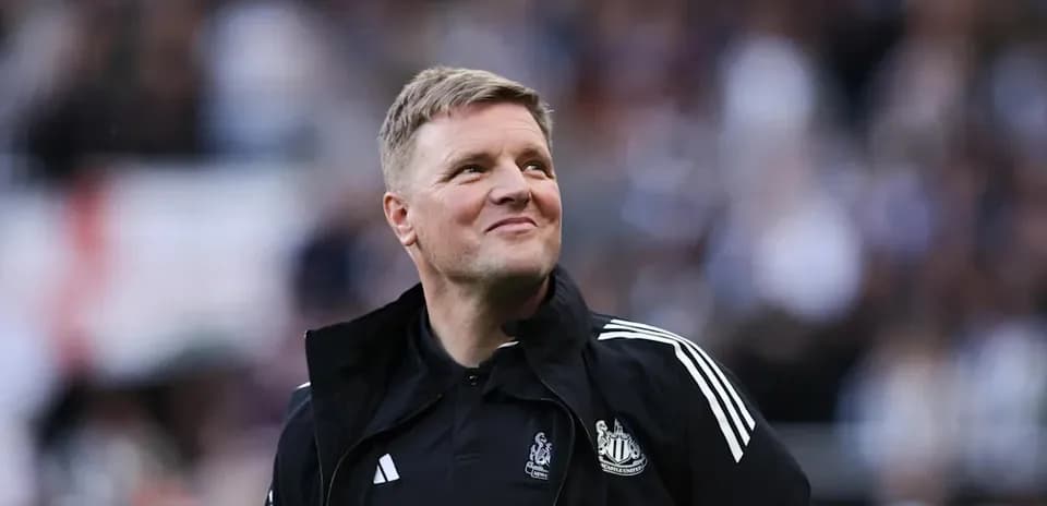 Entrenador de Newcastle en el campo durante el partido