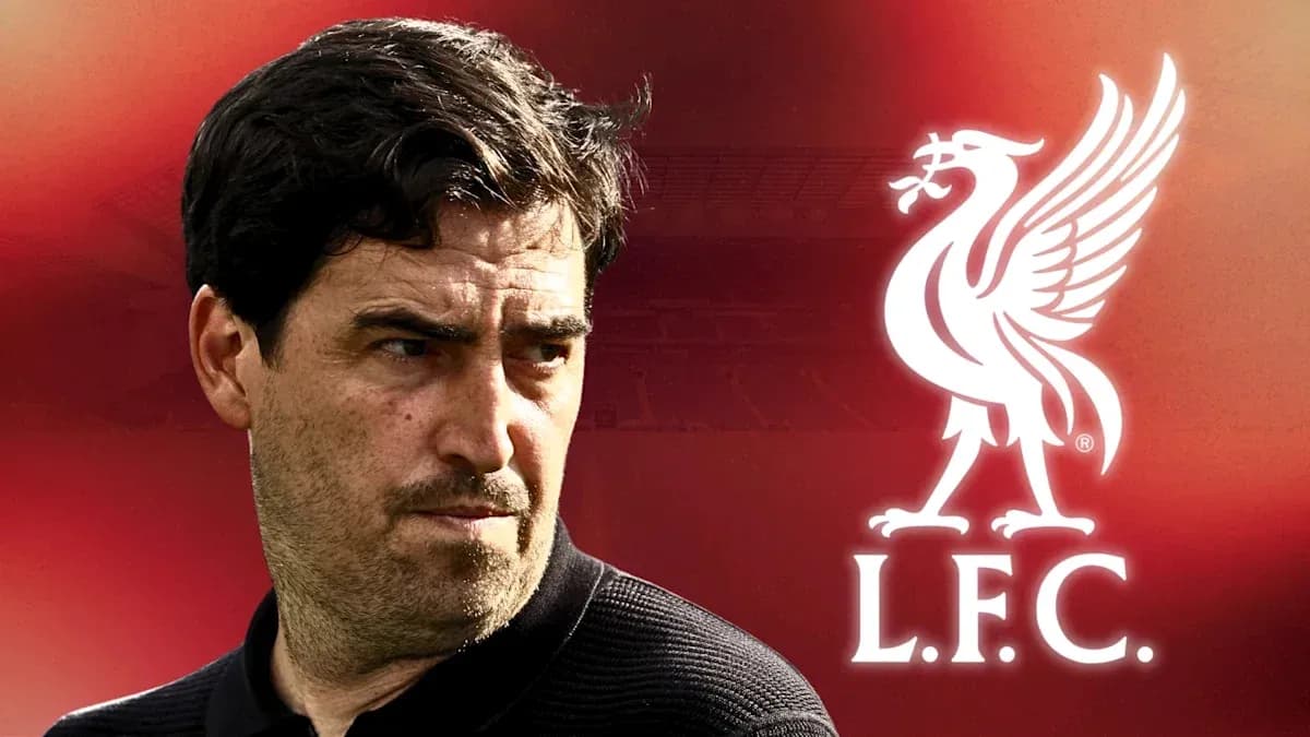 Entrenador de Liverpool con logo del club de fondo Entrenador de Liverpool con logo del club de fondo