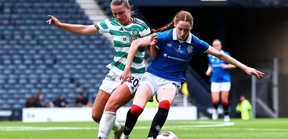 Jugadora de Rangers desafiando a jugadora de Celtic
