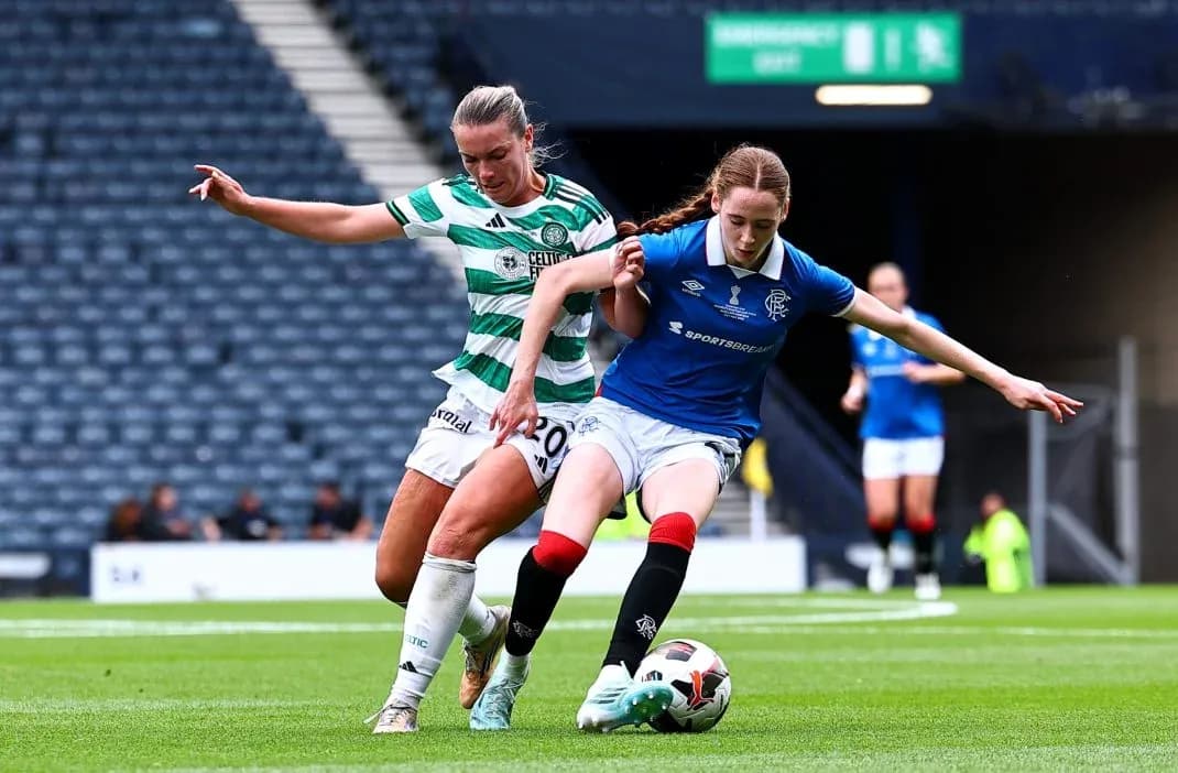 Jugadora de Rangers desafiando a jugadora de Celtic
