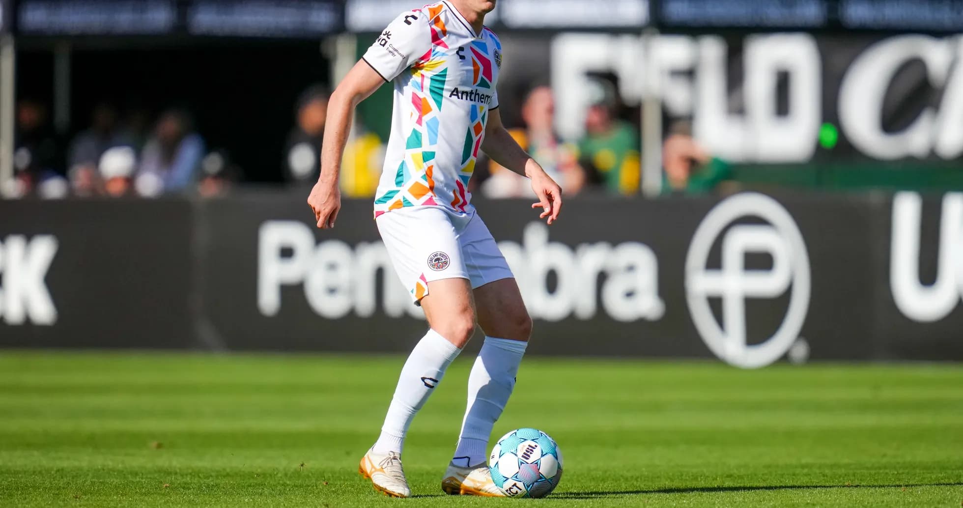 Jugador con balón durante el partido de fútbol