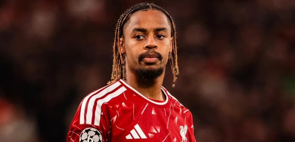Jugador de Liverpool en el campo durante el partido