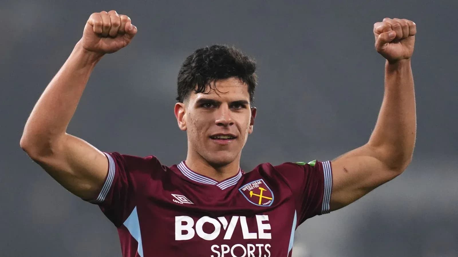 Jugador de West Ham celebrando con los brazos levantados