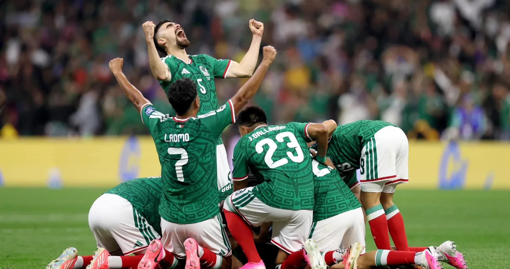 Jugadores de México celebrando un gol