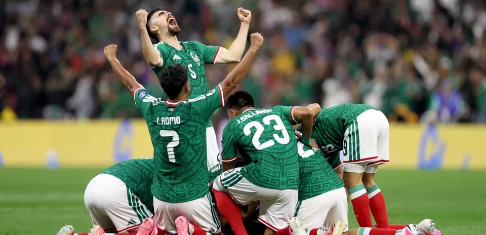 Jugadores de México celebrando un gol