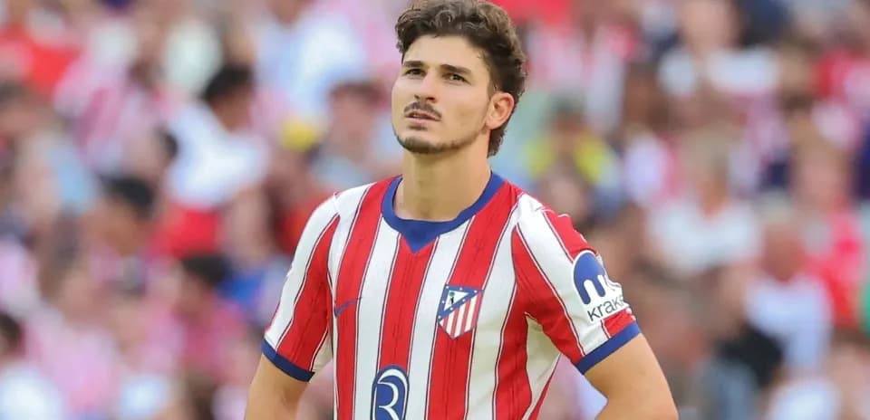 Jugador de Atlético de Madrid en partido, mirando hacia arriba