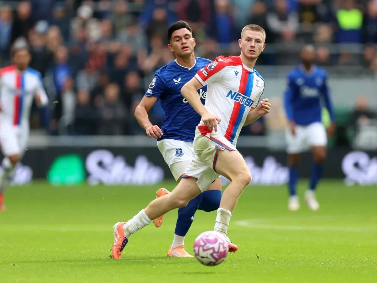 Jugador de Crystal Palace corre con el balón