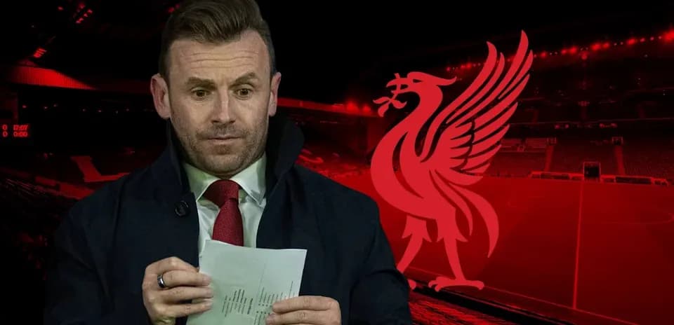 Hombre sosteniendo un papel en estadio de Liverpool