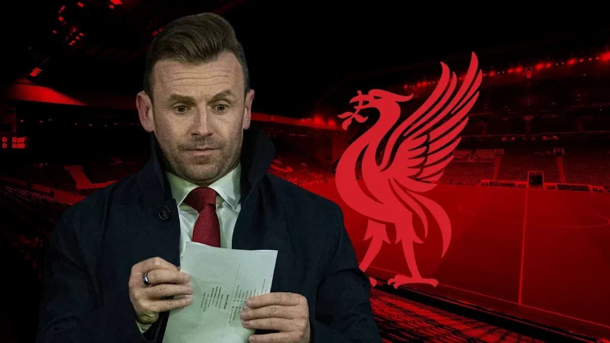 Hombre sosteniendo un papel en estadio de Liverpool