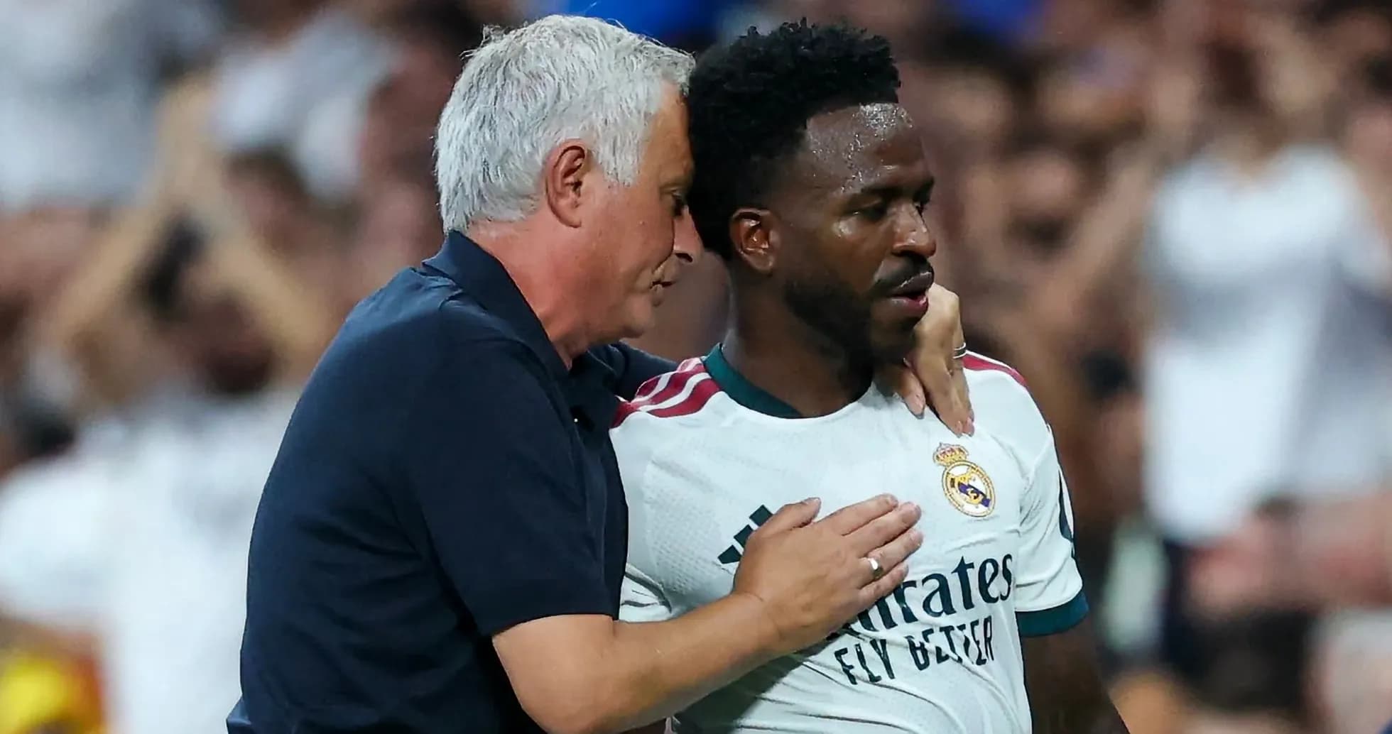 Entrenador hablando con jugador durante el partido