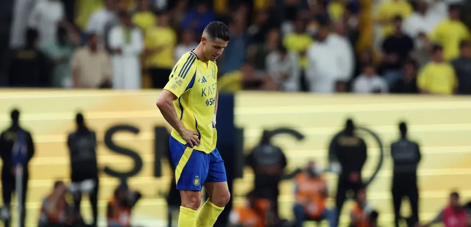 Jugador de Al Nassr mirando hacia abajo en el campo