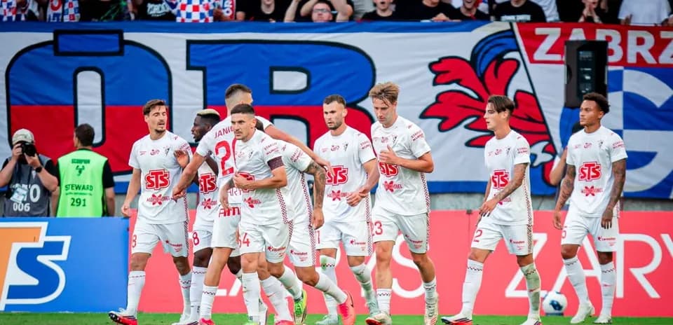 Jugadores de Gornik Zabrze celebrando un gol