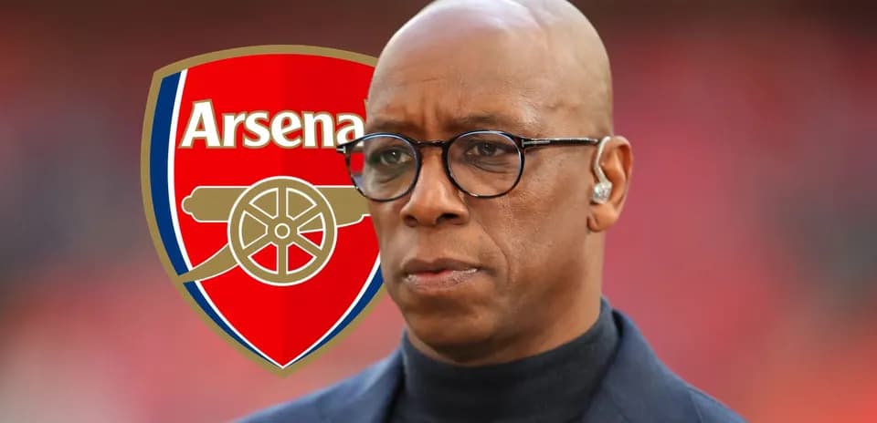 Hombre con auriculares frente al logo de Arsenal