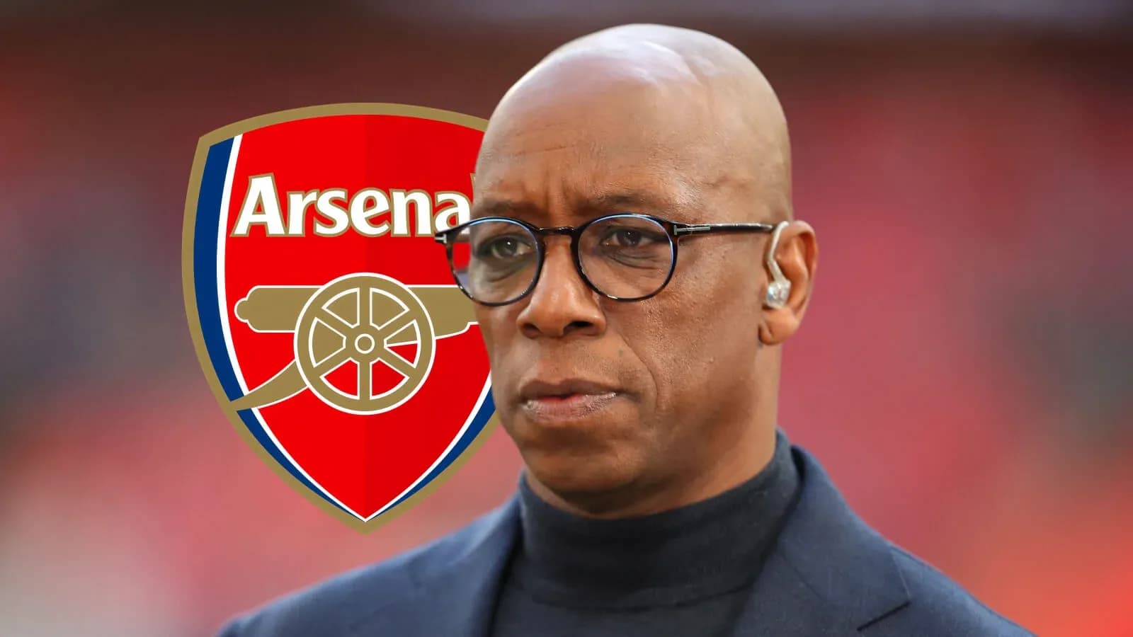 Hombre con auriculares frente al logo de Arsenal