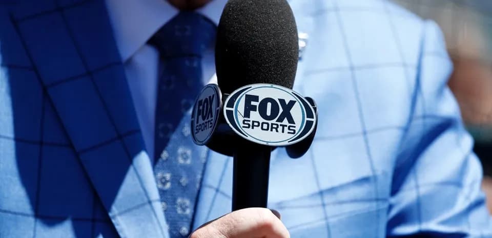 Micrófono de FOX Sports en una mano