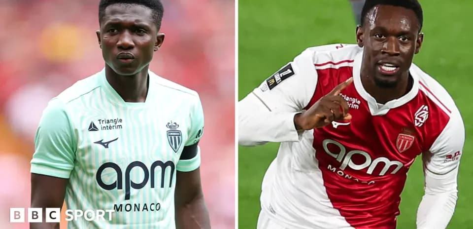 Dos jugadores de AS Monaco posando en el campo