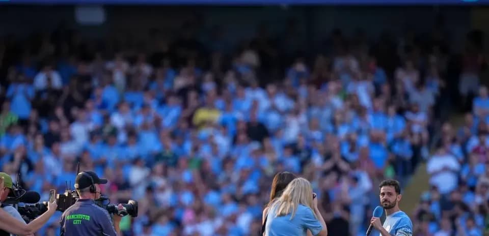 Jugador siendo homenajeado ante afición de Manchester City