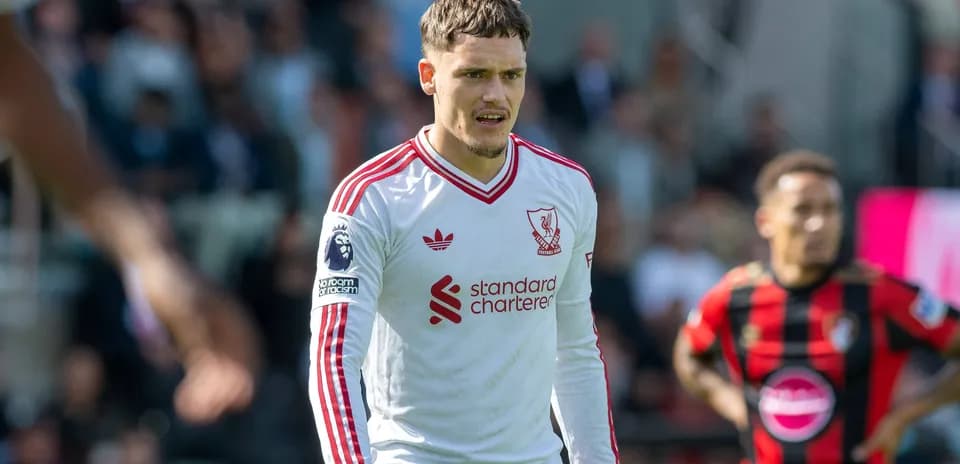 Jugador de Liverpool en acción durante el partido