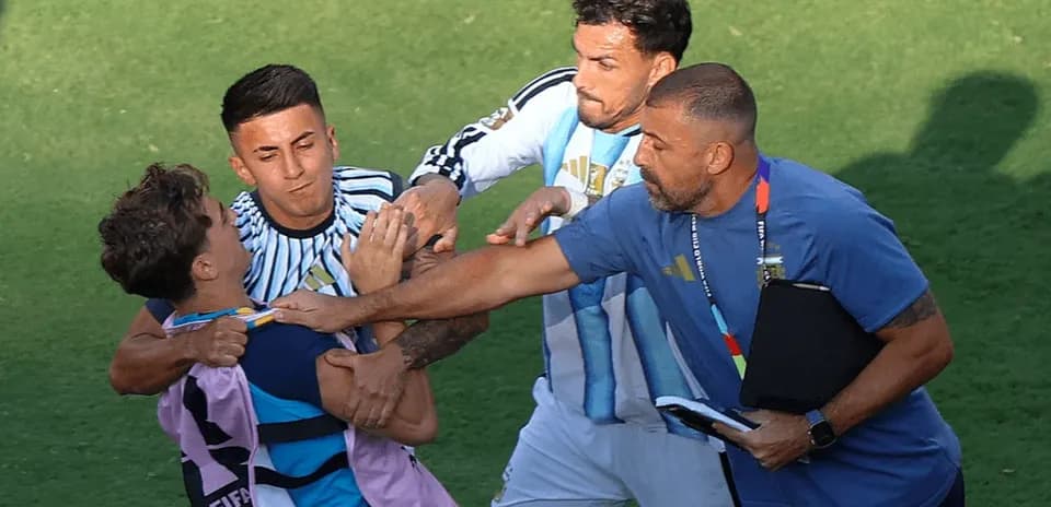 Jugadores y entrenador en confrontación durante partido