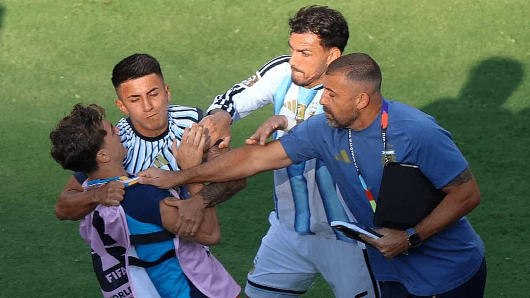 Jugadores y entrenador en confrontación durante partido