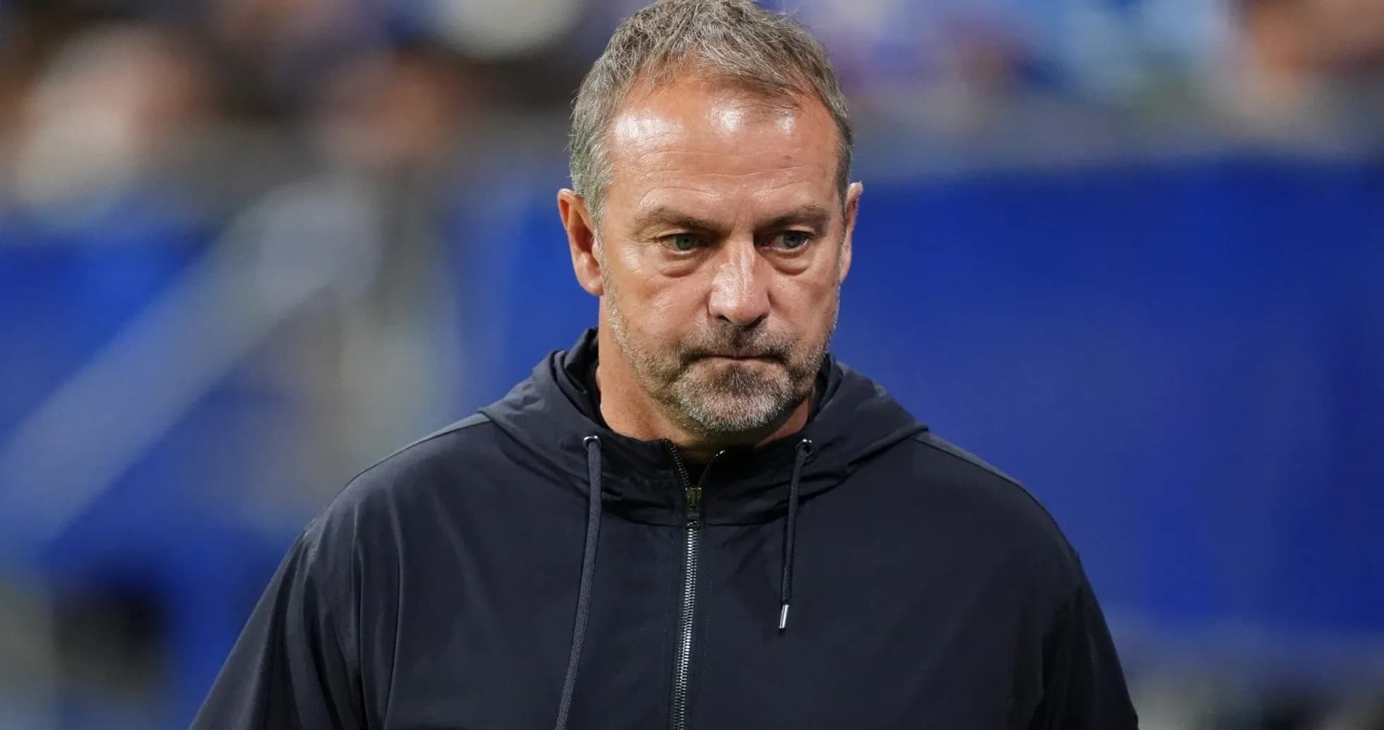 Entrenador en la banda durante un partido