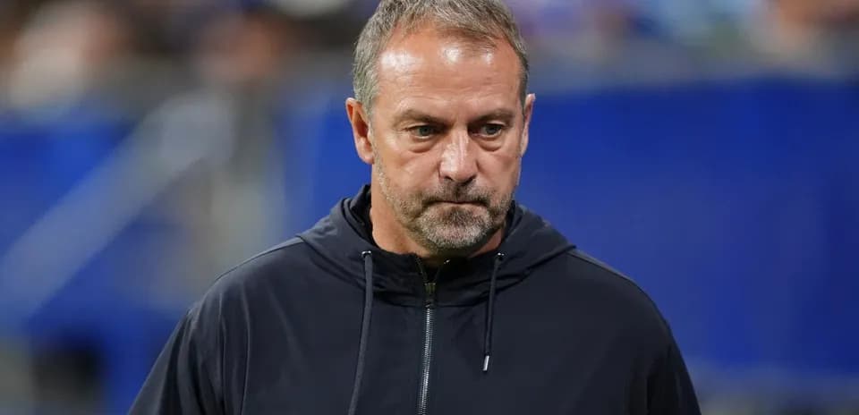 Entrenador en la banda durante un partido