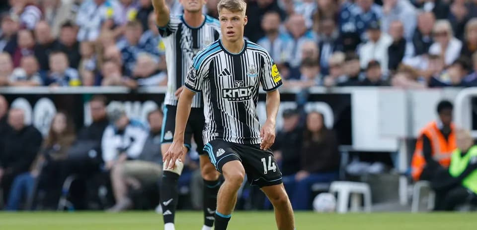 Jugador de Newcastle United controlando el balón en el campo