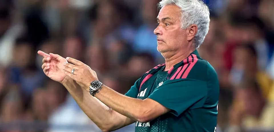 Entrenador dando instrucciones durante el partido