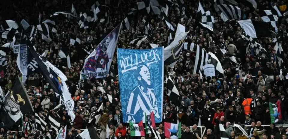 Aficionados con banderas en el estadio