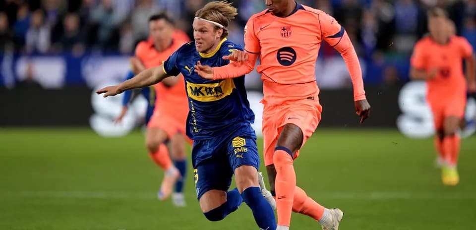 Barcelona y Alavés luchando por el balón