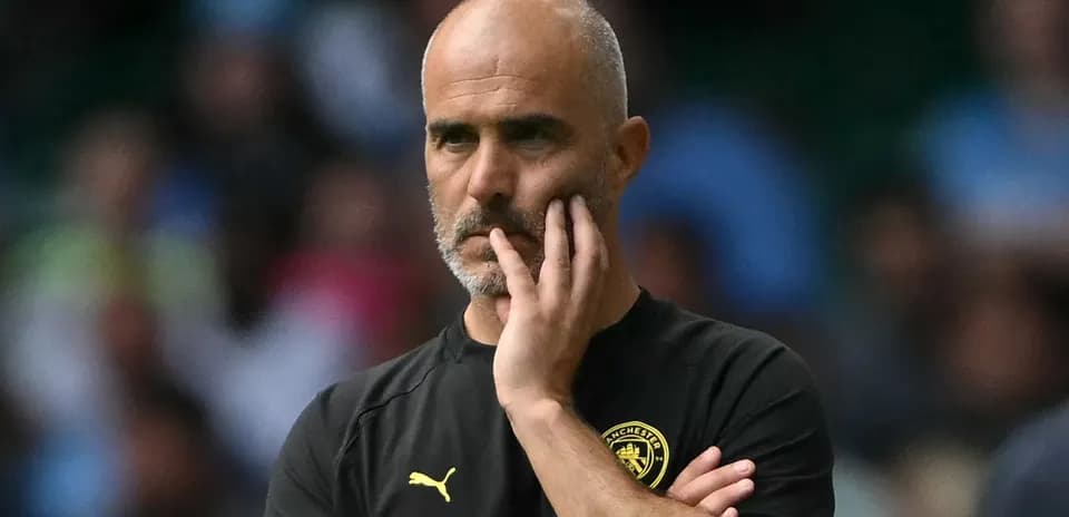 Entrenador con mano en la cara durante el partido