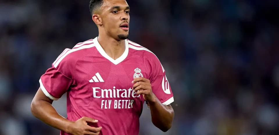 Jugador del Real Madrid en uniforme rosa durante partido