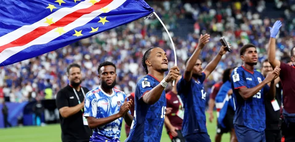 Jugadores celebrando con bandera de Cabo Verde en el campo