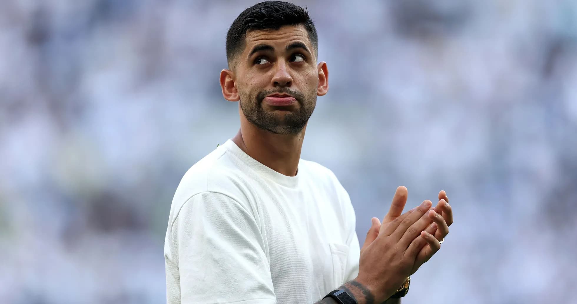 Jugador aplaudiendo en el campo durante un partido