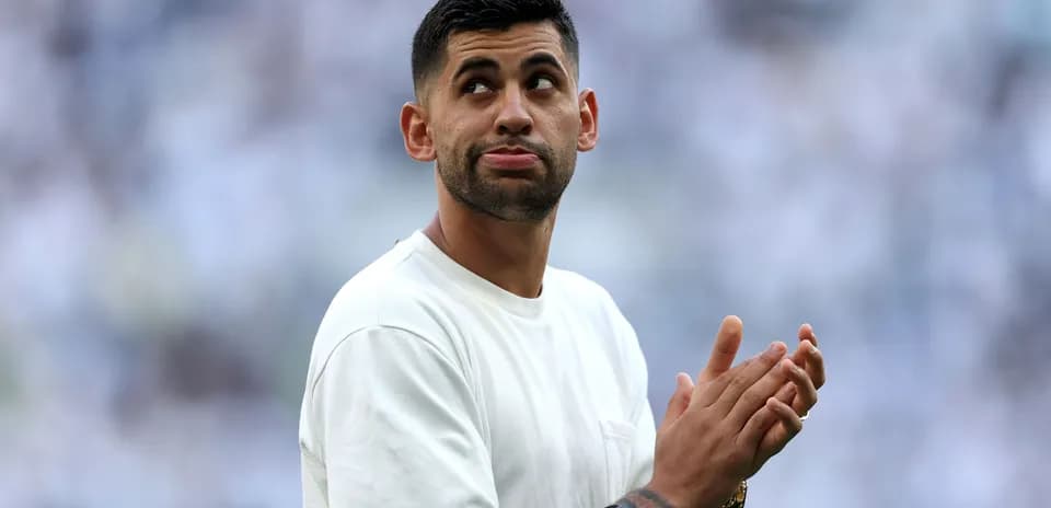 Jugador aplaudiendo en el campo durante un partido