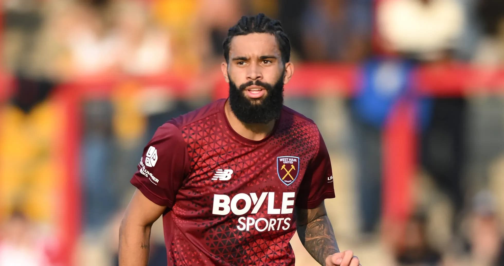 Jugador de West Ham United corriendo en el campo