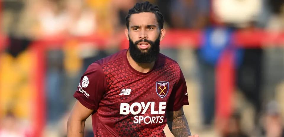 Jugador de West Ham United corriendo en el campo