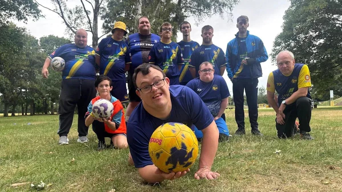 Grupo de jugadores de fútbol en un parque