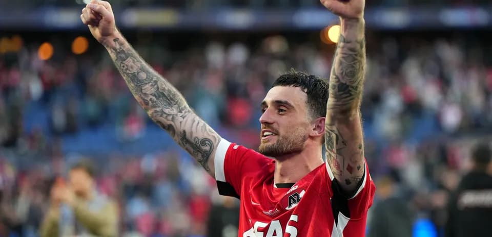 Jugador celebrando con los brazos en alto