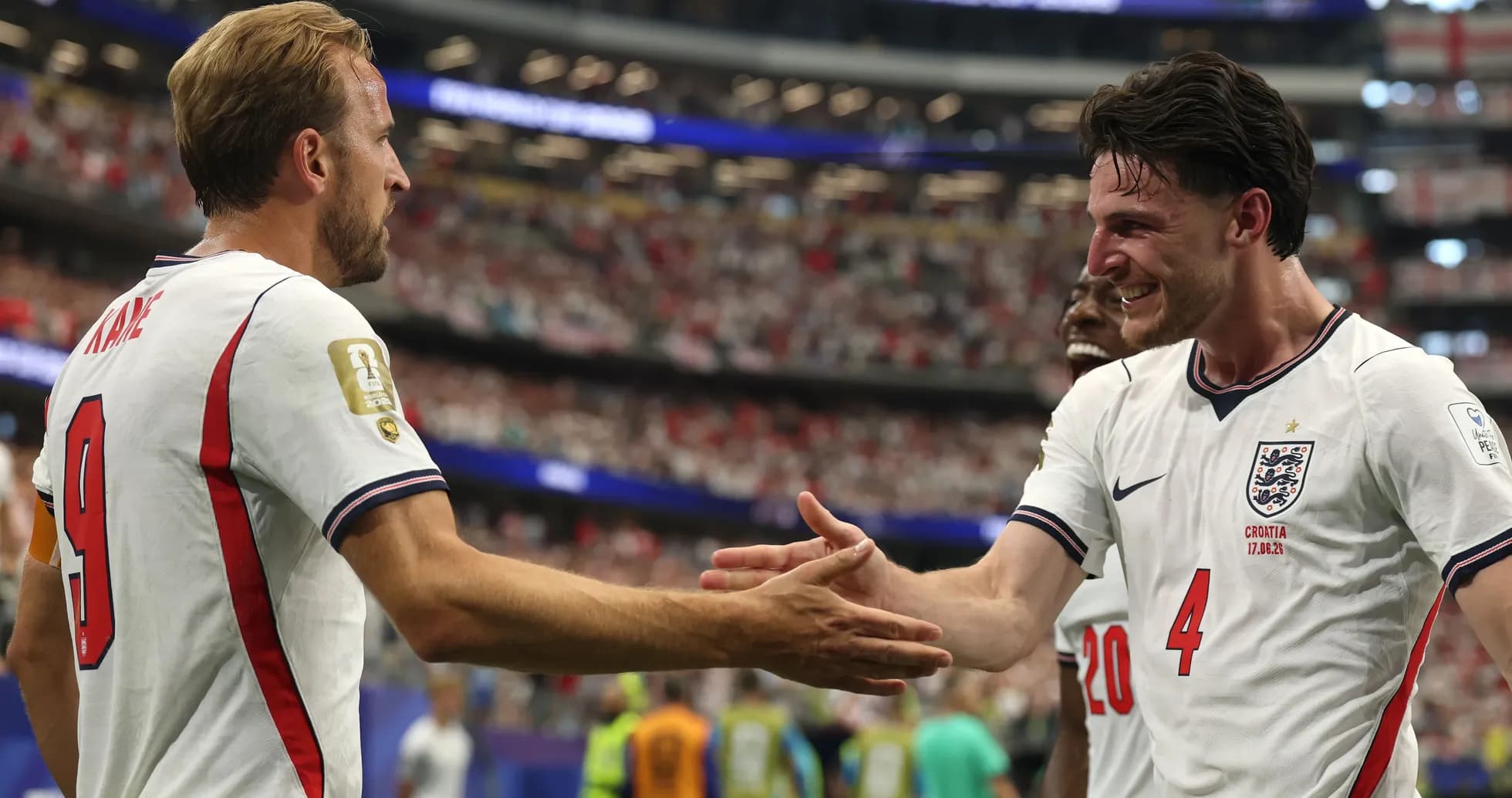 Harry Kane y Declan Rice se dan la mano tras partido