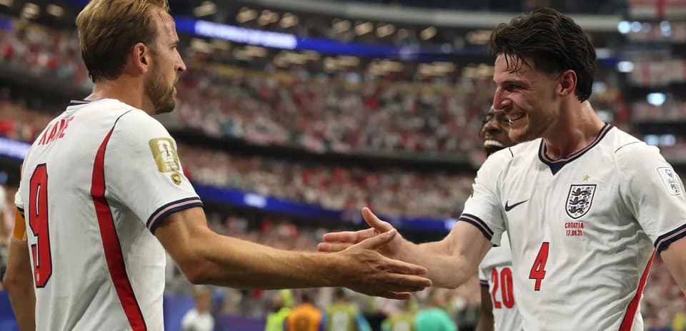 Harry Kane y Declan Rice se dan la mano tras partido